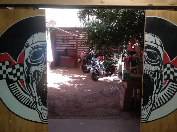 Foto de MotoPosada Campera Negra (2)