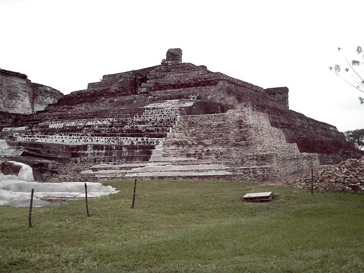 Foto de Zona arqueológica de Comalcalco (4)