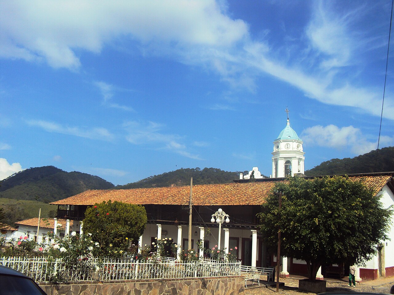 Foto de Plaza y templo de San Sebastián del Oeste (5)