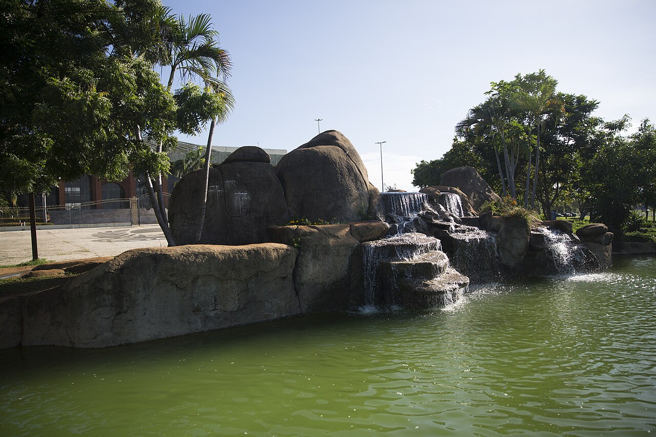Praça dos Girassóis y Palácio Araguaia