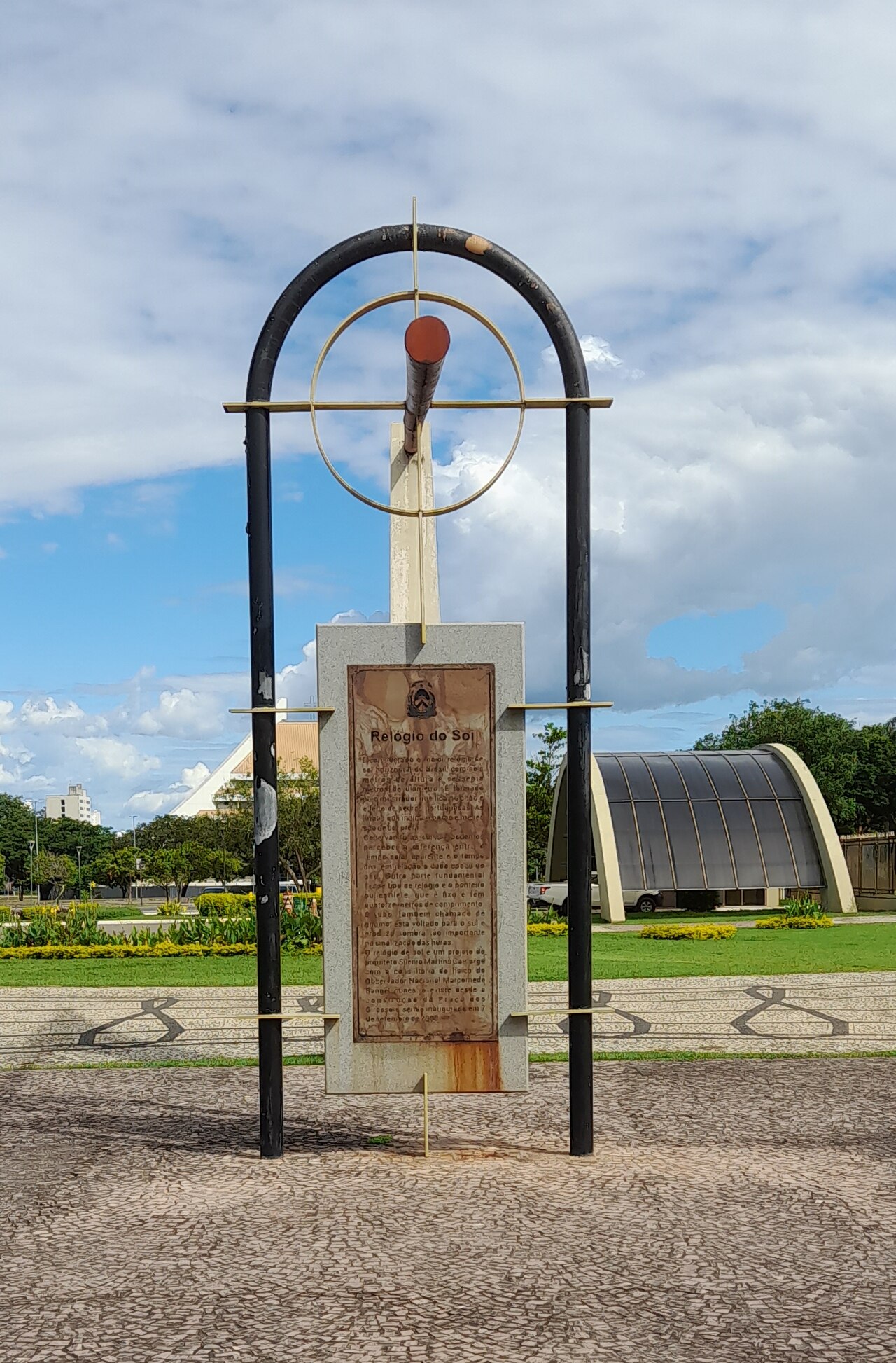 Photo of Praça dos Girassóis y Palácio Araguaia (3)