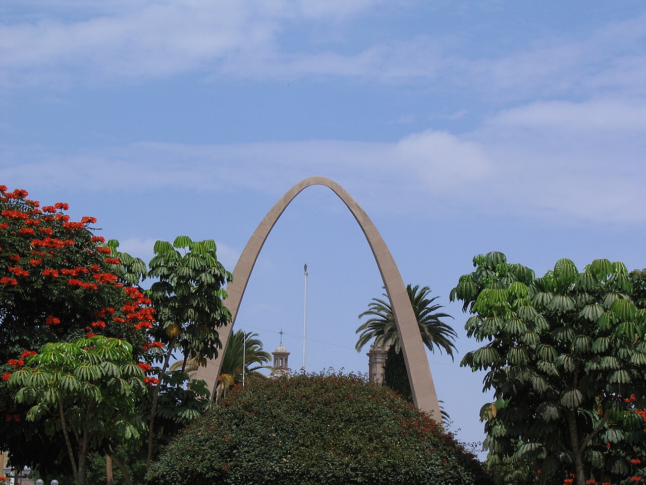 Arco Parabólico y Catedral de Tacna