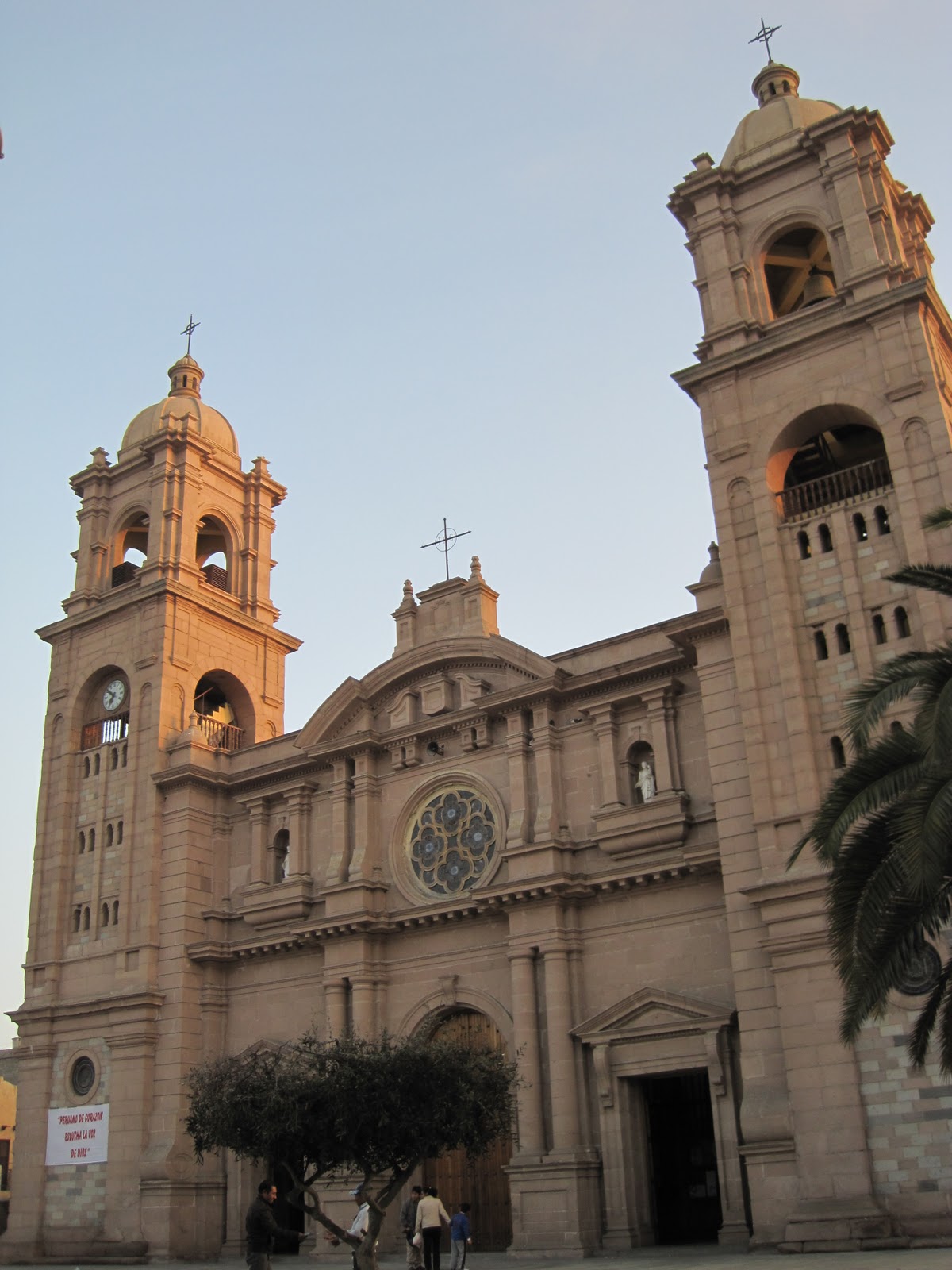 Foto de Arco Parabólico y Catedral de Tacna (4)