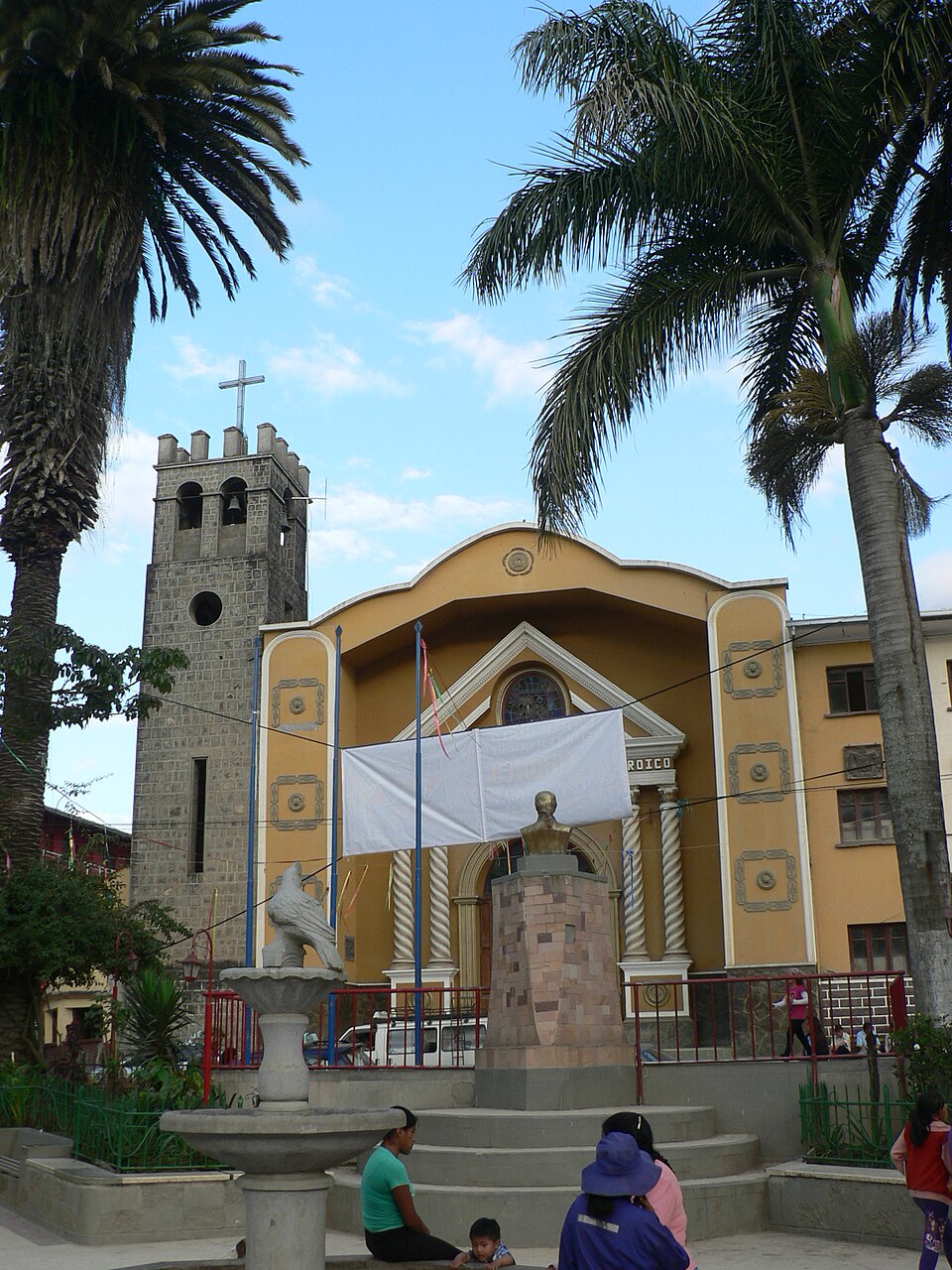 Foto de Plaza principal de Coroico (4)