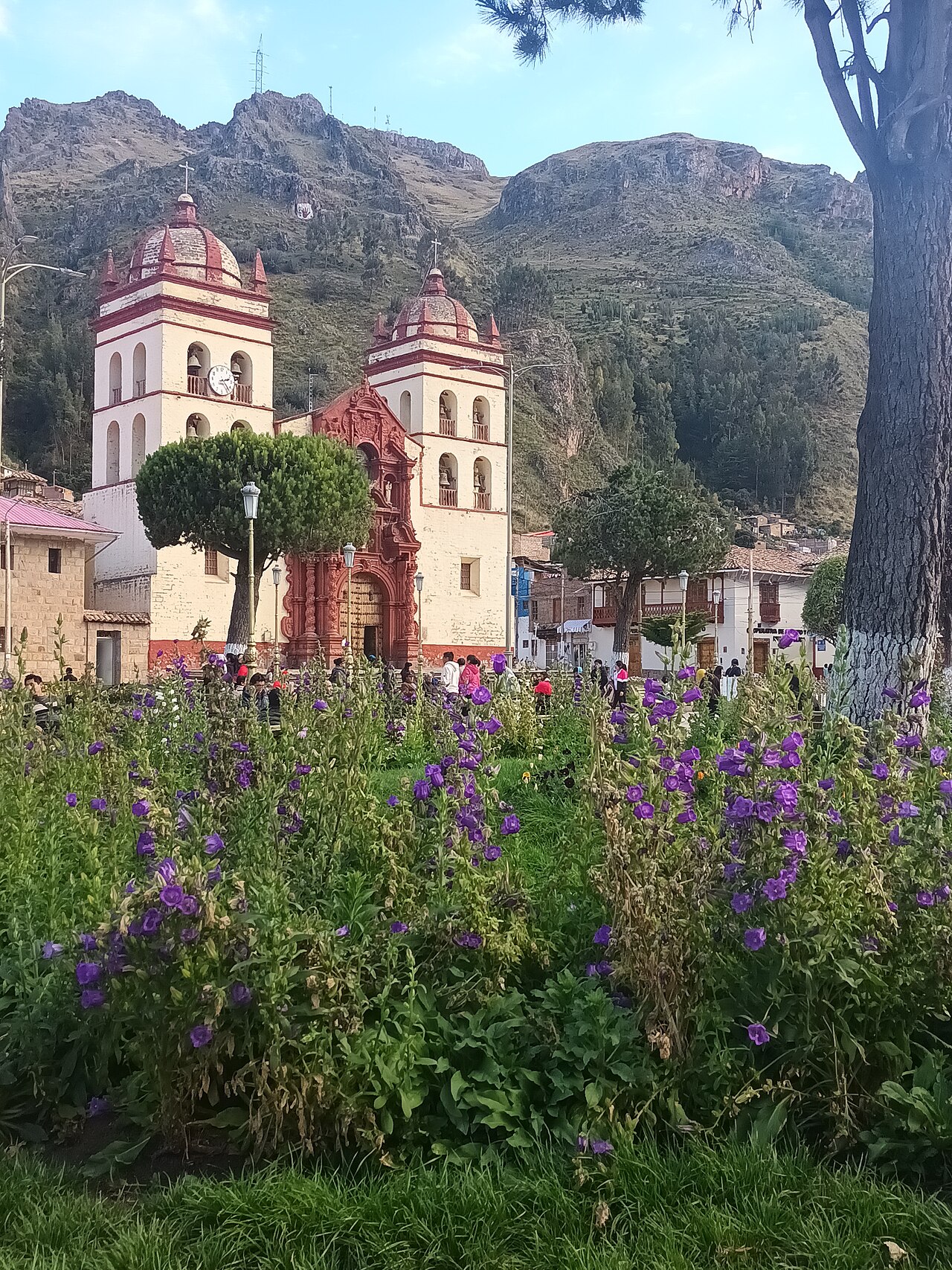 Plaza de Armas y Catedral de Huancavelica