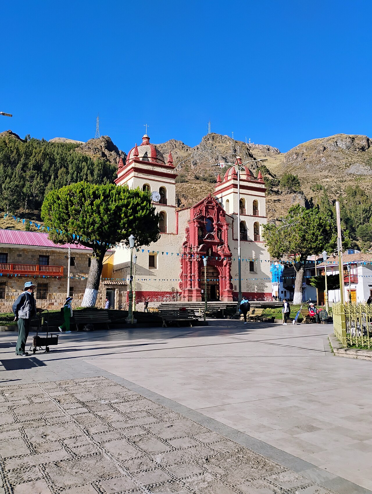 Foto de Plaza de Armas y Catedral de Huancavelica (3)