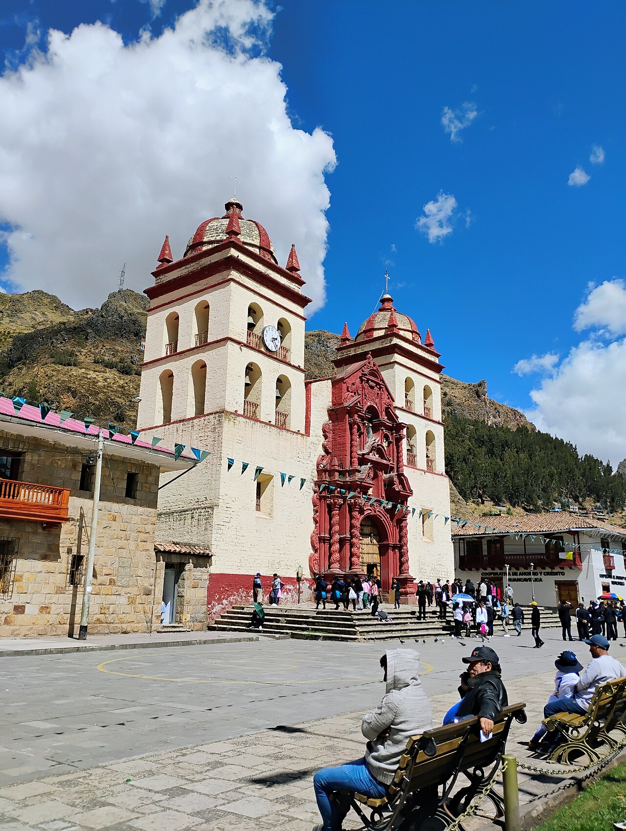 Foto de Plaza de Armas y Catedral de Huancavelica (4)