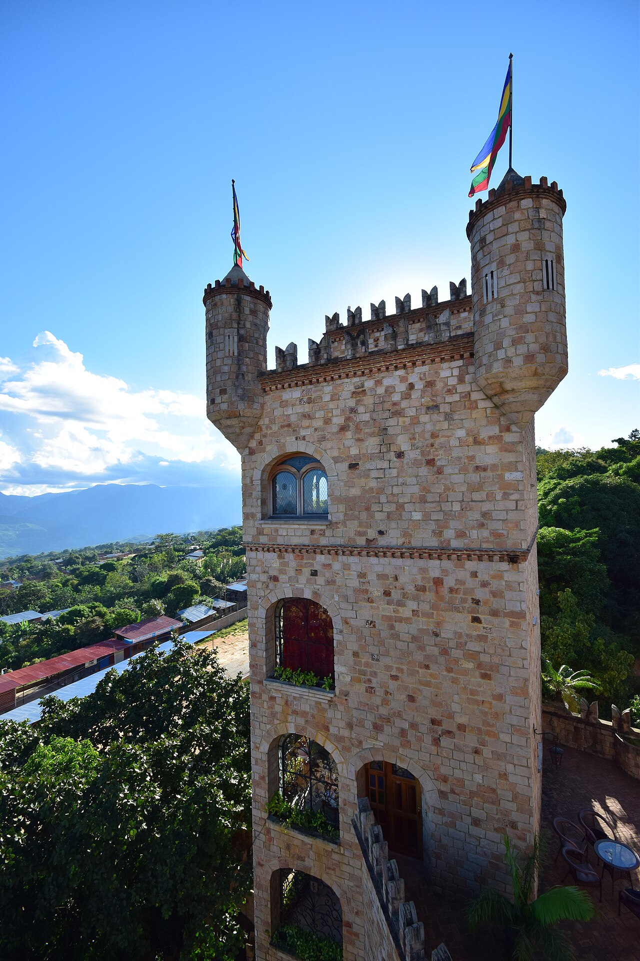 Castillo de Lamas y barrio Wayku