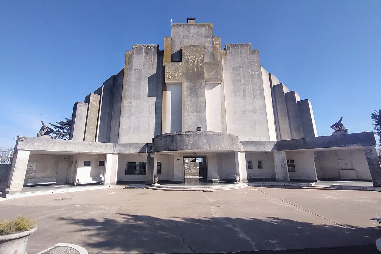 Foto de Portal del Cementerio de Azul (3)