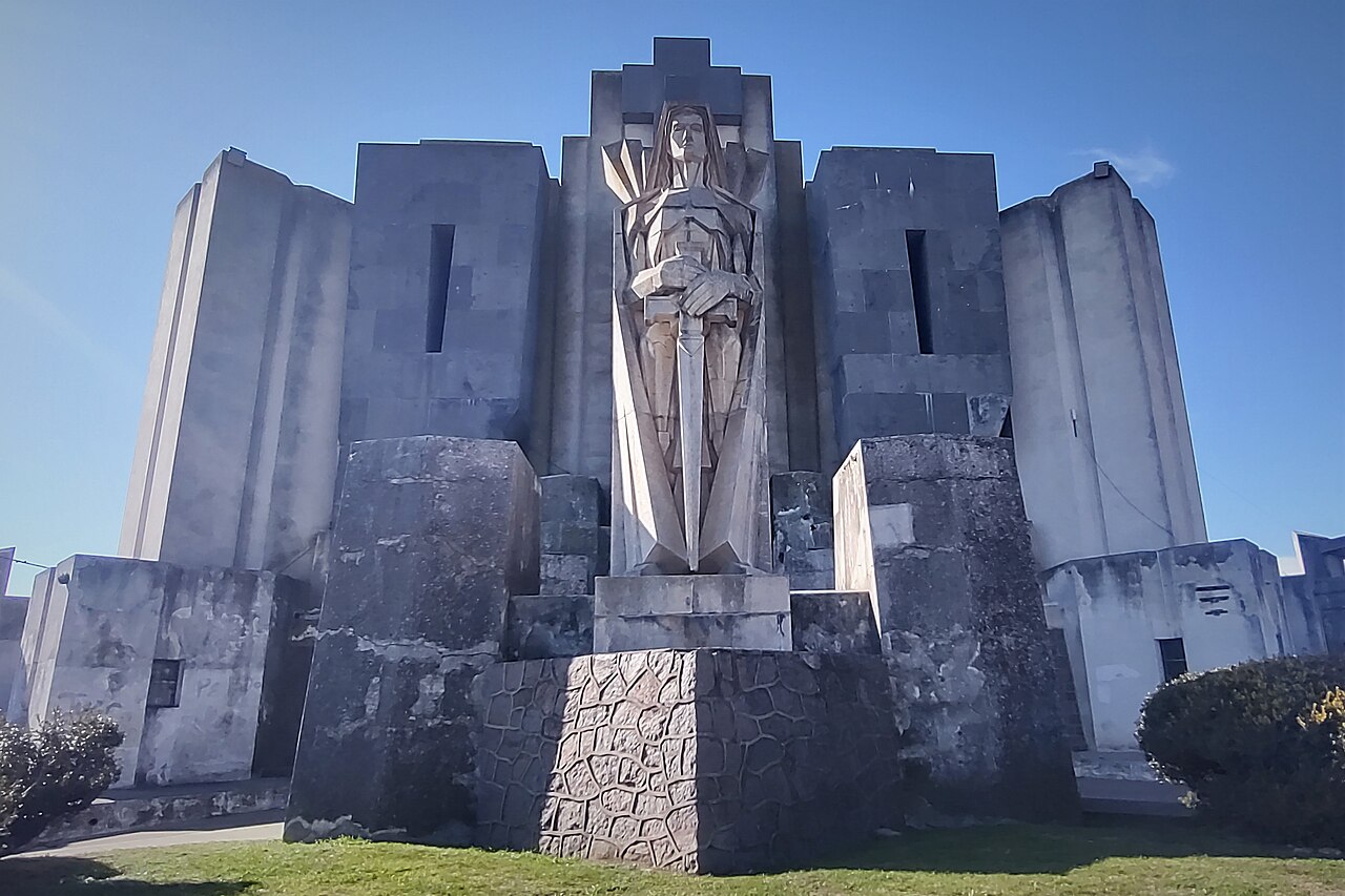 Foto de Portal del Cementerio de Azul (4)