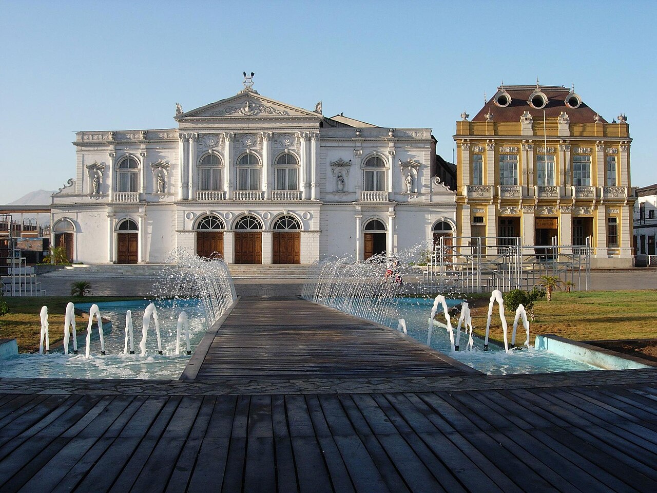 Plaza Prat y Teatro Municipal de Iquique